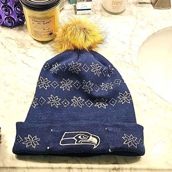 NWOT SEATTLE SEAHAWKS RINESTONE SNOWFLAKE UNISEX POM BLINKING BEANIE IN BLUE - Picture 11 of 11